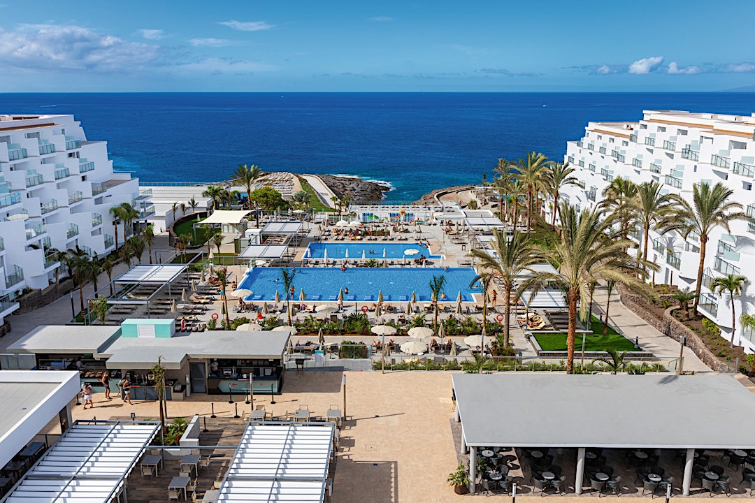 Riu buenavista playa paraiso på Tenerife, utsikt over bassengområdet med havutsikt.